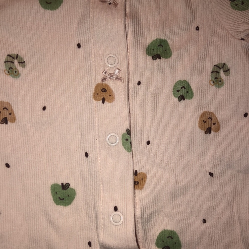 Baby girl, six month button front onesie - Picture 4 of 4